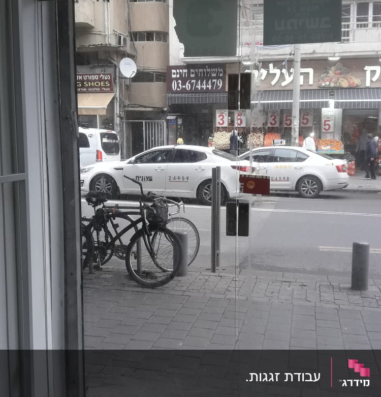 דלת זכוכית שקופה עם ידית מתכת